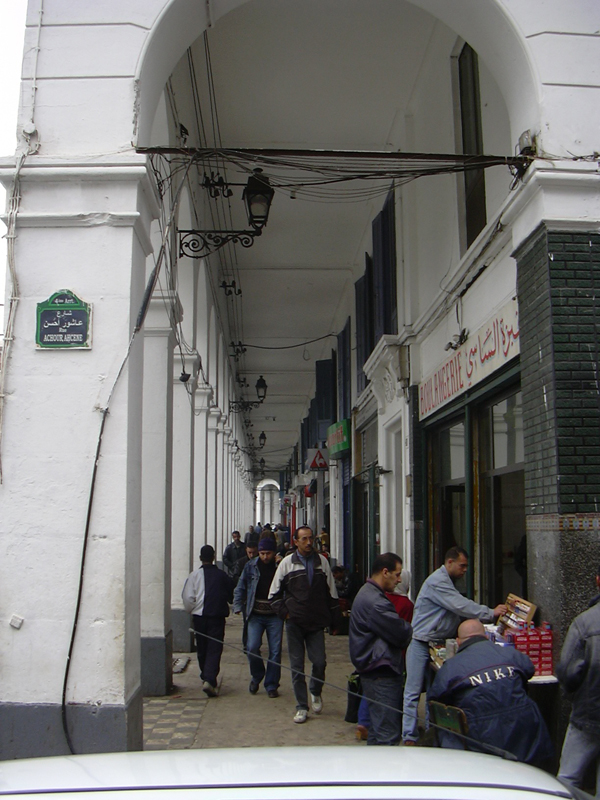 photos/2004 Alger/0333 Arcades rue Eugene Robe et cafe Soler.jpg